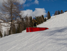 滑雪行动跳的山雪地公园滑雪行动跳的山雪地公园