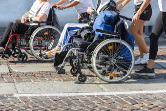 禁用运动员体育运动轮椅在<strong>马拉松</strong>帮助女跑步者禁用运动员体育运动轮椅在<strong>马拉松</strong>帮助女跑步者