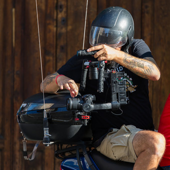 视频相机操作符摩托车与相机而拍摄体育事件视频相机操作符摩托车与相机而拍摄体育事件
