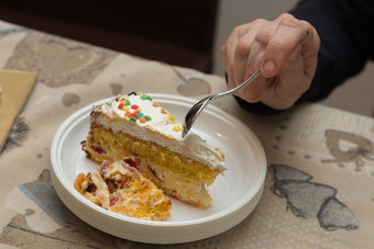 吃与勺子片生日蛋糕与奶油塑料板吃与勺子片生日蛋糕与奶油塑料板