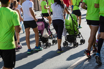 父母与婴儿手推车为孩子们城市马拉松比赛事件父母与婴儿手推车为孩子们城市马拉松比赛事件