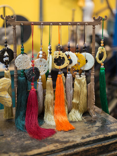 古董亚洲制造钥匙链与彩色的塔夫茨大学古董亚洲制造钥匙链与彩色的塔夫茨大学