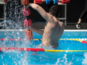 男孩做水<strong>有氧运动</strong>与浮动池哑铃户外游泳池男孩做水<strong>有氧运动</strong>与浮动池哑铃户外游泳池