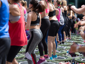 迷你篮板手锻炼女孩做健身锻炼类健身房与音乐和<strong>老师</strong>阶段迷你篮板手锻炼女孩做健身锻炼类健身房与音乐和<strong>老师</strong>阶段