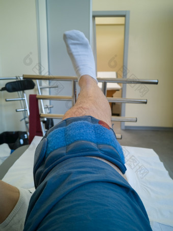 人类腿与膝盖权重在康复练习床上后膝盖手术人类腿与膝盖权重在康复练习床上后膝盖手术