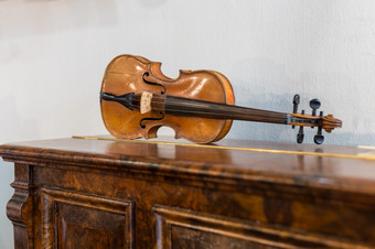 古老的小提琴休息古董木家具古老的小提琴休息古董木家具