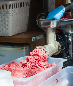 托盘新鲜的剁碎肉屠夫手肉磨床和机那把的肉回来成的机