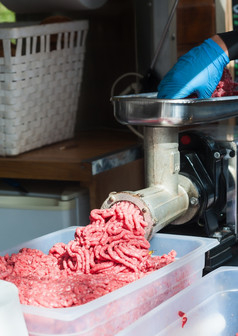 托盘新鲜的剁碎肉屠夫手肉磨床和机那把的肉回来成的机