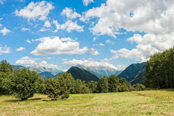 美丽全景意大利阿尔卑斯山脉夏天一天绿意盎然意大利