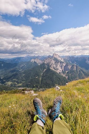 徒步旅行者靴子漫步者有有趣的和享受美妙的惊人的山视图自由概念意大利阿尔卑斯山脉绿意盎然威尼斯朱丽叶概念冒险