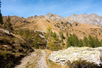 山景观与蓝色的天空和云自然夏天背景阿尔卑斯山脉绿意盎然意大利