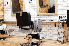 空理发店与扶手椅理发师设备和镜子墙