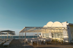 集团表格餐厅酒吧和休息室下雨伞的桑迪海滩