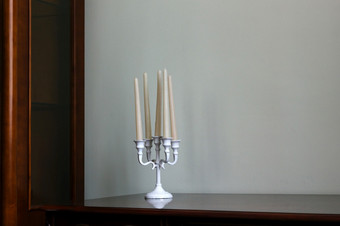 烛台与蜡烛木表格墙背景房间