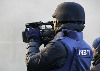 基辅乌克兰1月摄影师保护头盔和防弹背心与标志着新闻拍摄事件与专业相机赫鲁舍夫斯基街在欧<strong>麦</strong>丹