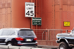 交通迹象关于速度限制和信息面板塔的金门桥三旧金山入口和信息的人口三旧金山