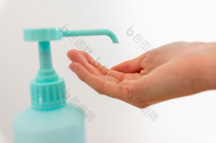 女人洗手与手洗手液酒精抗菌防止细菌细菌和避免冠状病毒感染