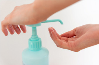 女人洗手与手洗手液酒精抗菌防止细菌细菌和避免冠状病毒感染