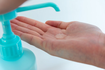 女人洗手与手洗手液酒精抗菌防止细菌细菌和避<strong>免冠</strong>状病毒感染