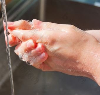 女人洗手与肥皂防止细菌细菌和避<strong>免冠</strong>状病毒感染