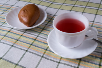 站的表格白色杯与水果茶和板馅饼白色杯与水果茶和蛋糕的板