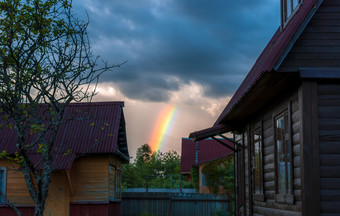 彩虹的天空后的雨概述之间的村房子彩虹的天空后雷雨自然效果