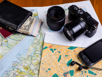 地图的表格黑色的相机与镜头和智能手机与耳机规划旅行地图钱智能手机和相机
