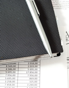银笔黑色的记事本表格与金融表和文档金融表格记事本和笔的表格