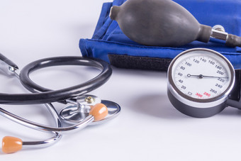 手册医疗血压力监控白色背景特写镜头血压计和听诊器工具包使用测量血压力
