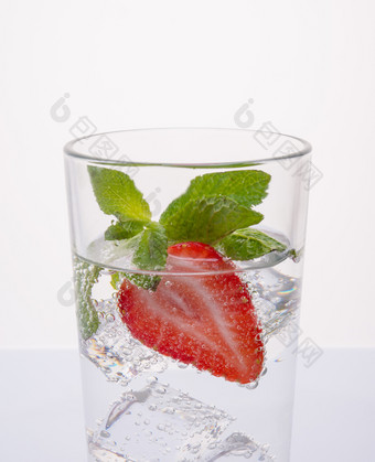 水<strong>排毒</strong>与新鲜的草莓和薄荷叶子草莓柠檬水与柠檬和薄荷水<strong>排毒</strong>