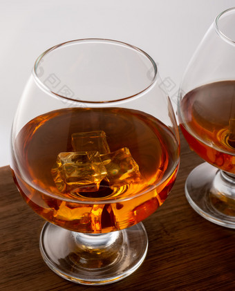 玻璃<strong>威士忌</strong>与冰特写镜头木背景玻璃与<strong>威士忌</strong>黑色的背景