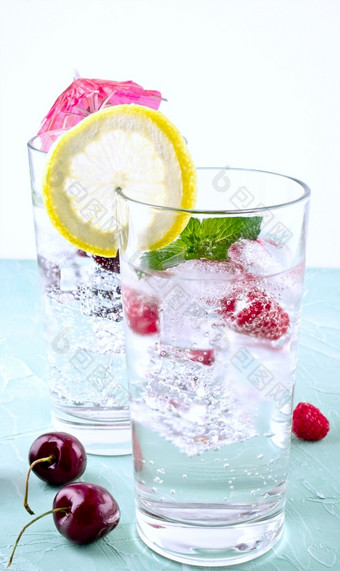 水<strong>排毒</strong>与树莓柠檬和樱桃<strong>排毒</strong>注入味水与树莓柠檬和樱桃