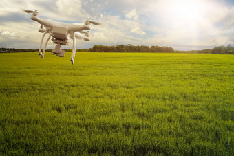 无人机无人机multicopter飞行与高决议数字相机在作物场农业概念