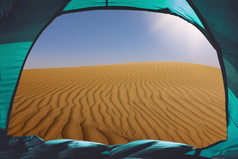 视图出帐篷位于的沙漠旅游概念