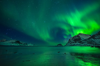 美妙的<strong>晚上天空</strong>与北部灯在海滩与反射罗弗敦群岛挪威