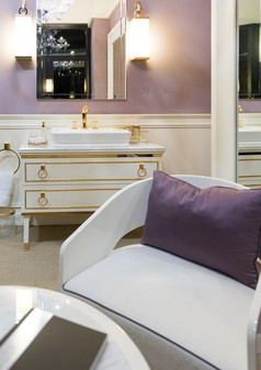 漂亮的明亮的厕所与黄金白色而且紫色的家具