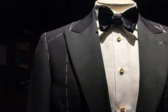 关闭前部分量身定制的夹克矮人与黑色的弓领带和亮片按钮衬衫