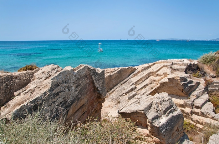 沿海岩石景观和小船绿松石海与地平线阳光明媚的夏天一天马略卡岛西班牙沿海岩石景观和小船绿松石海