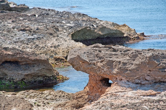 自然沿海夏天景观岩石桥和水晶蓝色的海洋自然沿海夏天景观