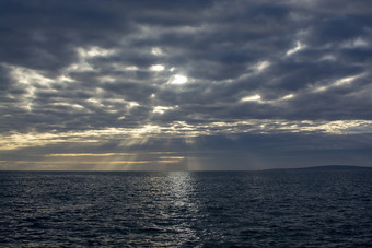 大气Cloudscape与sunrays日落11月马略卡岛西班牙大气Cloudscape与sunrays日落