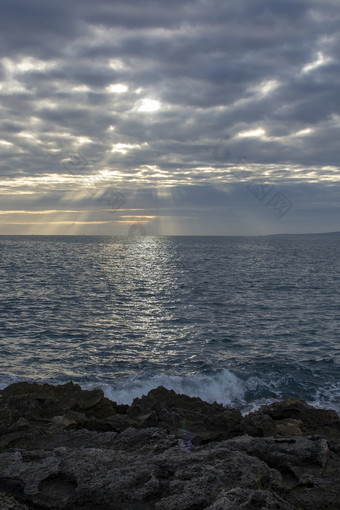 <strong>大气</strong>Cloudscape与sunrays日落11月马略卡岛西班牙<strong>大气</strong>Cloudscape与sunrays日落