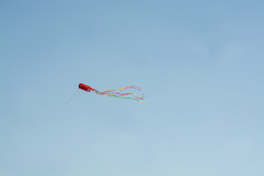 红色的风筝飞行高对蓝色的天空马略卡岛西班牙红色的风筝飞行高对蓝色的天空