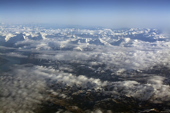 瑞士高山与雪山上衣空中视图对的东在下午飞行12月瑞士高山与雪山上衣空中视图对的东