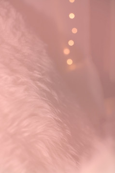 白色羔羊毛皮毛和散景圣诞节灯冬天概念背景纹理健美的生活珊瑚阴影白色羔羊毛皮毛和散景圣诞节灯