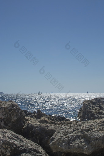 石灰石岩石海边和蓝色的地中海海马略卡岛西班牙石灰石岩石海边蓝色的地中海海