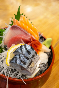 新鲜的切片生鱼片集日本食物