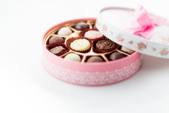 粉红色的盒子巧克力与丝带白色背景