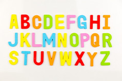 色彩斑斓的字母磁铁白板
