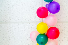 色彩斑斓的群气球挂从天花板