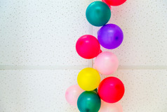 色彩斑斓的群气球挂从天花板
